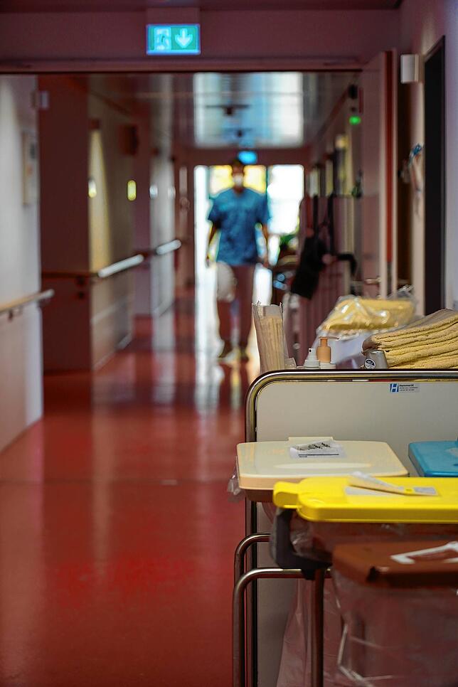 Die Isolierstation der Klinik Waldshut – im Vordergrund liegt ein Stapel mit Schutzkitteln, Haarnetzen und Handschuhen, die vor ...