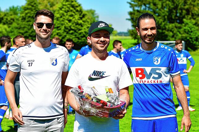 Dankeschön: Vor dem Anpfiff verabschiedete der FC Erzingen seinen Spieler Maximilian Indlekofer (links), Co-Trainer Sylvio Kech und ...