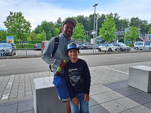 Anvor Sitler und sein Sohn Louis sind einige der wenigen Passagiere, die nach Rhodos fliegen.