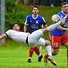 Zurück zu den Wurzeln: Danilo Torsello (vorn), hier in der verlorenen Landesliga-Relegation 2019 gegen die SG Nordweil/Wagenstadt, haut ...