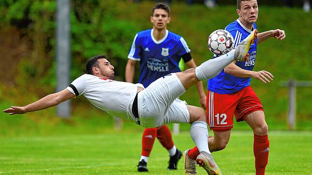 Zurück zu den Wurzeln: Danilo Torsello (vorn), hier in der verlorenen Landesliga-Relegation 2019 gegen die SG Nordweil/Wagenstadt, haut ...