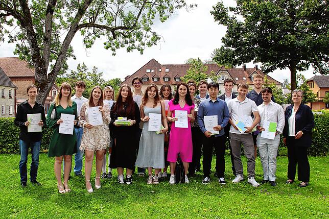 Schulleiterin Erdmuthe Terno (rechts) freut sich mit Luis Peixoto Cordeiro, Anne Müller, Matteo Mämpel, Madeleine Kešo, Maren ...