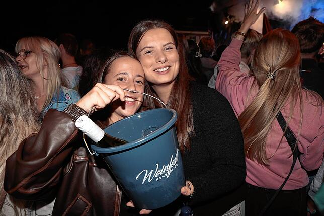 Bild 23: Konstanzer Weinfest 2025: Der Stephansplatz ist voll und die Stimmung prima