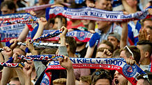 Tradition, Begeisterung, Sehnsucht: Die Fans von Holstein Kiel hoffen auf den Aufstieg in die 2. Fußball-Bundesliga. Bild: dpa
