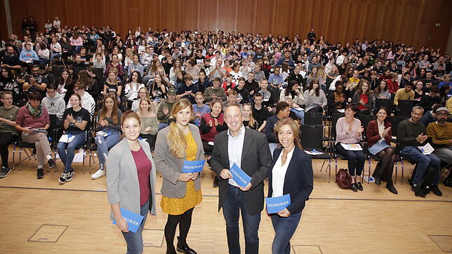 Sie begrüßen die rund 500 Schüler und Lehrer zum Klasse!-Auftakt in der Singener Stadthalle: Mandy Schmidt vom SÜDKURIER, Referentin Kim ...