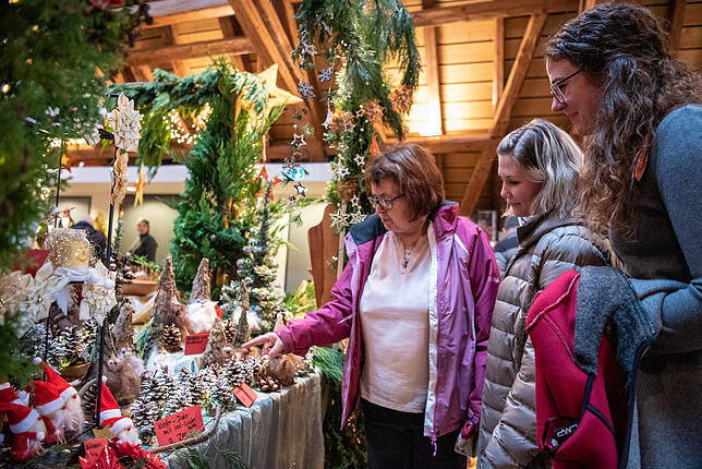 Hochwertig und schön waren die zum Verkauf stehenden Advents- und Weihnachtsdekorationen auf dem sehr gut besuchten Advents- und ...