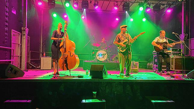 Zu sehen sind &bdquo;The Bombs&ldquo; aus Ulm. Sie spielen Rock&lsquo;n&lsquo;Roll gemischt mit Country und Blues. Bild: Hannah Schedler