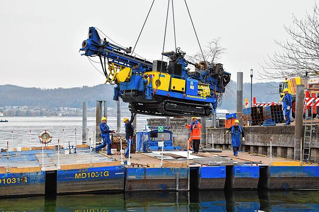 Bild 27: Bilder vom Zusammenbau einer Bohrplattform im Bodmaner Hafen
