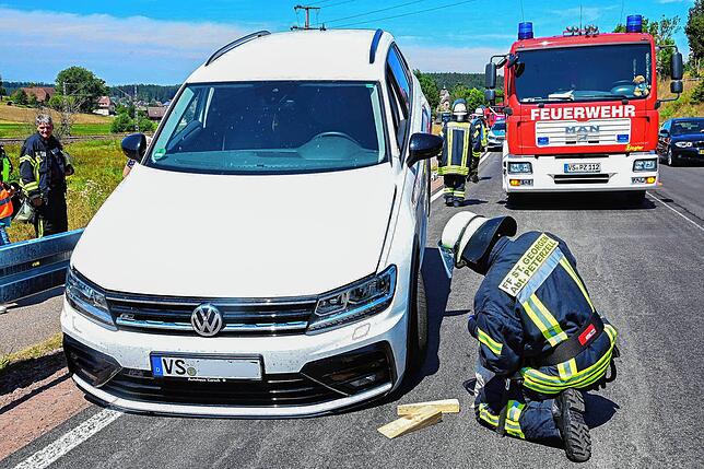 Die Feuerwehr sichert das Fahrzeug gegen Umkippen ab.
