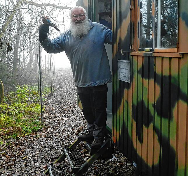 Peter Berthold beim Beringen von Vögeln. Im Bild ein Eichelhäher.