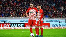Und wieder mal ein ruhender Ball: Gleich wird Vincenzo Grifo einen Freistoß knapp am Darmstädter Tor vorbei schießen. Links Michael ...