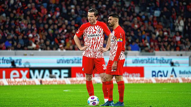 Und wieder mal ein ruhender Ball: Gleich wird Vincenzo Grifo einen Freistoß knapp am Darmstädter Tor vorbei schießen. Links Michael ...
