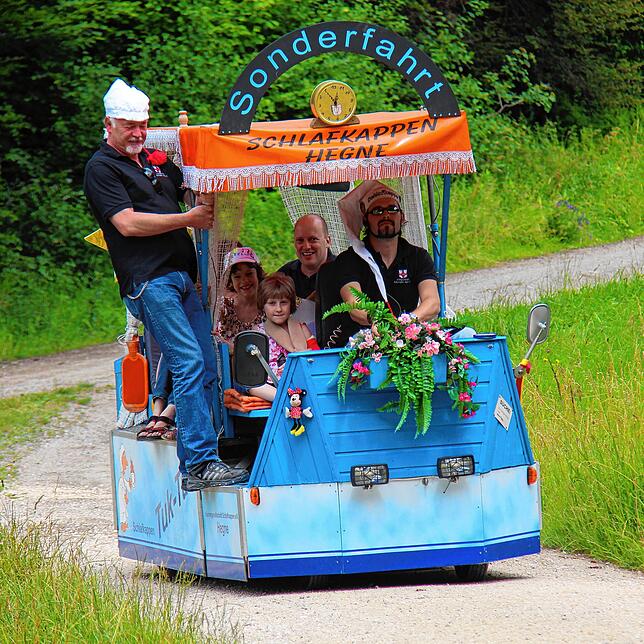 Der Umzugswagen Tuk Tuk der Schlafkappen ist ein fahrendes Bett. An der Fasnacht gibt es bei ihrer Tombola als ersten Preis eine ...