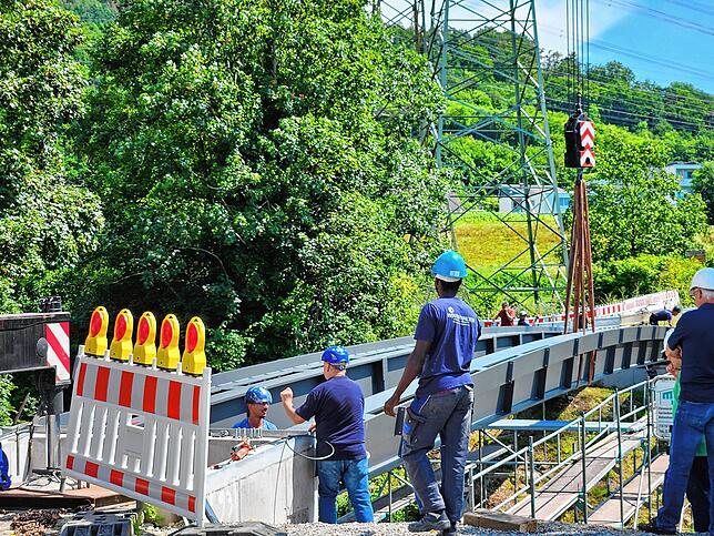Bild 15: Die neue Brücke über die Schlücht ist da! Das sind die Bilder vom Aufbau