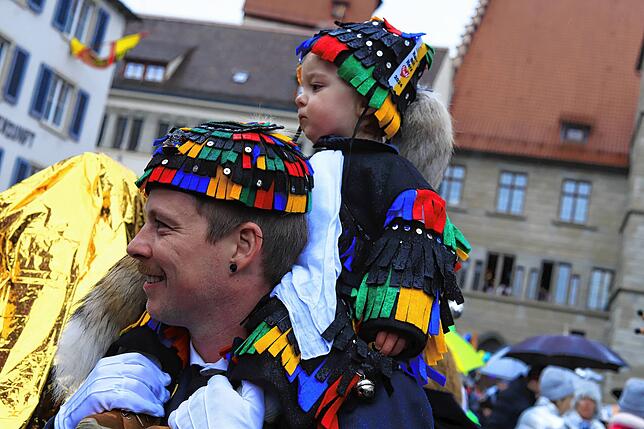 Bild 41: Überlingen am Schmotzigen Donnerstag: Bunte Bilder vom Kindergarten-Zug in der Altstadt