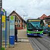 Ein Schnellbus der Linie X12 hält an der Haltestelle Kluftern Rathaus. Die Umleitung wegen der Sperrung der K7742 sorgt für Verspätungen ...