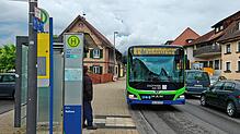Ein Schnellbus der Linie X12 hält an der Haltestelle Kluftern Rathaus. Die Umleitung wegen der Sperrung der K7742 sorgt für Verspätungen ...