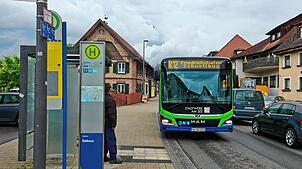 Ein Schnellbus der Linie X12 hält an der Haltestelle Kluftern Rathaus. Die Umleitung wegen der Sperrung der K7742 sorgt für Verspätungen ...