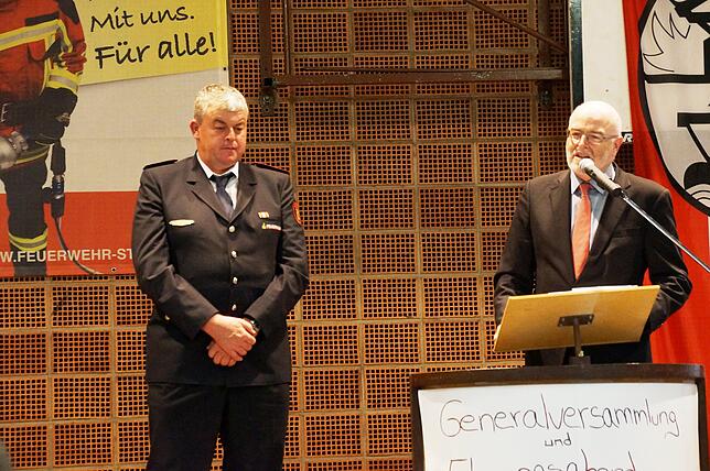 Ein sehr gerührter Michael Jerg, der von Bürgermeister Rainer Stolz zum Ehrenabteilungskommandanten ernannt wird.