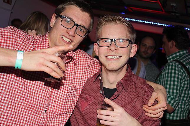 Bild 10: Volles Haus bei der Nikolausparty in Rietheim-Weilheim mit den Dorfrockern &ndash; die Bilder