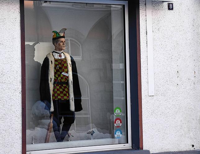 Die ersten Schaufenster sind schon mit Puppen, die Häser der Narrengliederungen tragen, geschmückt. Hier: Narrengericht.