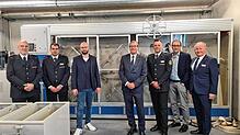 Auf neuestem Stand: Die Rheinfelder Feuerwehr und die Projektverantwortlichen präsentieren zur Einweihung die vollautomatische ...