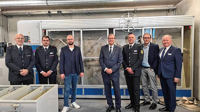 Auf neuestem Stand: Die Rheinfelder Feuerwehr und die Projektverantwortlichen präsentieren zur Einweihung die vollautomatische ...