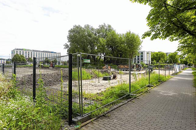 Das Grundstück in der Konstanzer Line-Eid-Straße zwischen B&B Hotel und The Niu Flower wird bebaut.