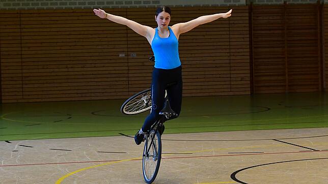 Kunst auf einem Rad: Kunstradfahrerin Caroline Wirth vom RSV Wallbach geht gut vorbereitet in den ersten Baden-Württemberg-Cup, den ihr ...