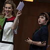 Meg (Inga Schäfer, links) hält einen Liebesbrief in der Hand. Alice (Irina Jae-Eun Park) ist entsetzt.