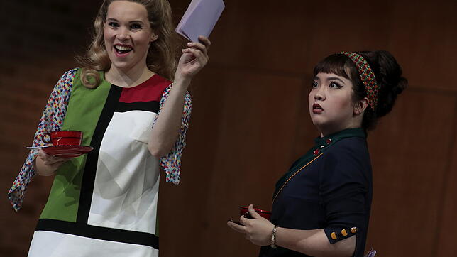 Meg (Inga Schäfer, links) hält einen Liebesbrief in der Hand. Alice (Irina Jae-Eun Park) ist entsetzt.