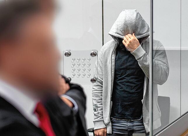 Abu Walaa, mutmaßlicher Anführer der Terrormiliz Islamischer Staat (IS) in Deutschland, steht im Oberlandesgericht im niedersächsischen ...