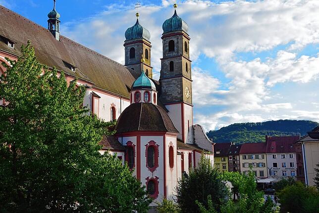 In Bad Säckingen ist die aktuelle Zahl der Kirchenaustritte rückläufig – unser Bild zeigt das St. Fridolinsmünster der Stadt.