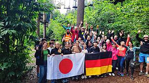Wer will, kann sich in die Baumwipfel schwingen – der Besuch im Kletterwald am Bergsee ist Teil des Programms für die japanischen ...