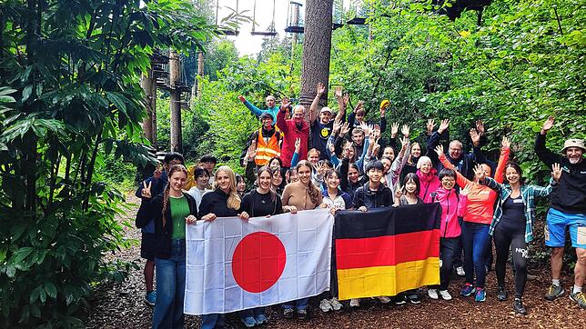 Wer will, kann sich in die Baumwipfel schwingen – der Besuch im Kletterwald am Bergsee ist Teil des Programms für die japanischen ...