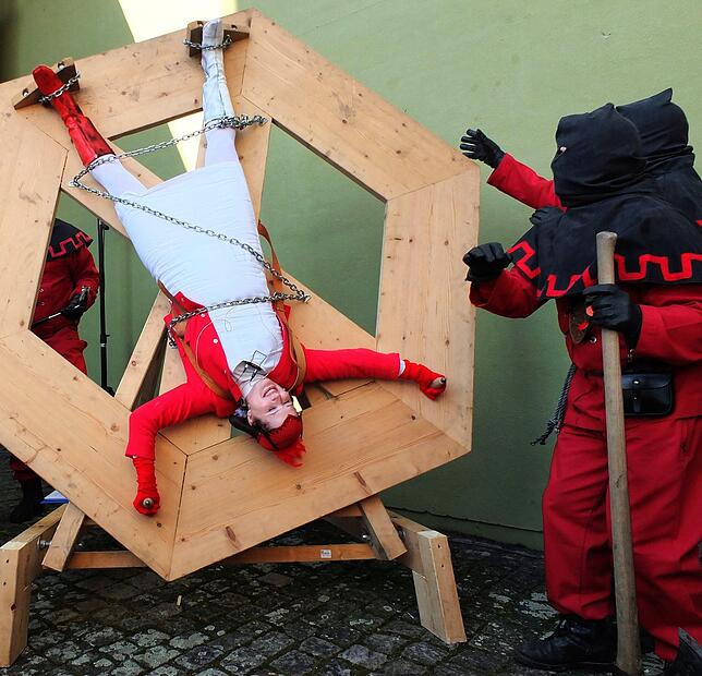 In diesem Jahr droht das Folterrad dem Landrat Martin Kistler. Sollte er verurteilt werden, schnallen ihn die Henker auf die hölzerne ...