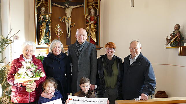 Mit ihren Spenden hat die Gebetsgemeinschaft der Rosenkranzbeter in der Stettener Friedhofskapelle große Freude ausgelöst. Im Bild sind ...