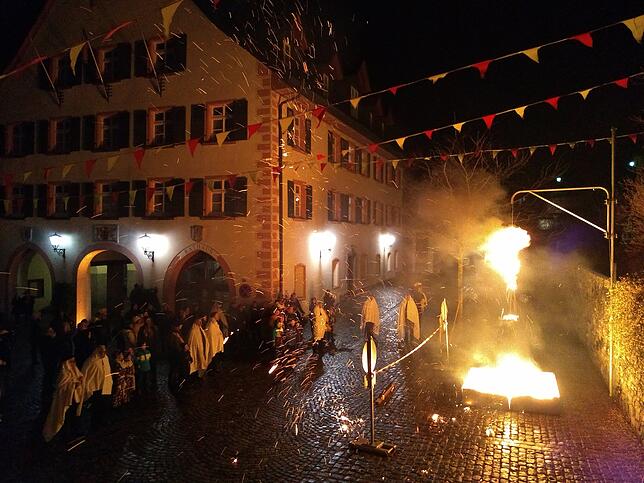 Feurig: In Laufenburg geht der Böög in Flammen auf. Der Regen machte es den Elferräten schwer, das Feuer zu entzünden.