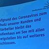 Aushang an der Tür zum Medienhaus am See. Wegen des Coronavirus ist es ab sofort geschlossen.