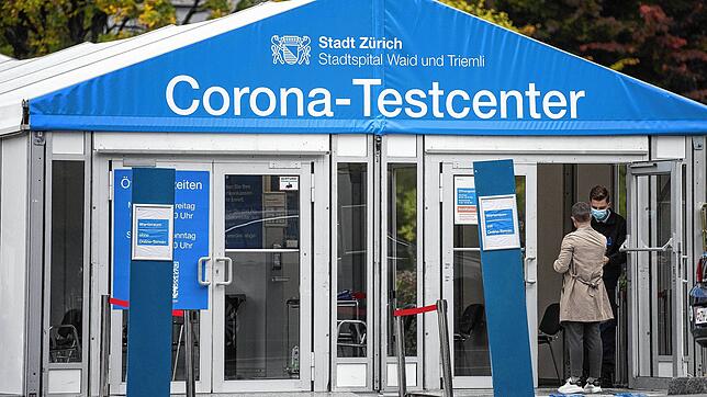 Ein Corona-Testcenter wurde vor dem Stadtkrankenhaus Triemli in Zürich errichtet. Die Corona-Inzidenz liegt im Kanton bei über 100 Fälle ...