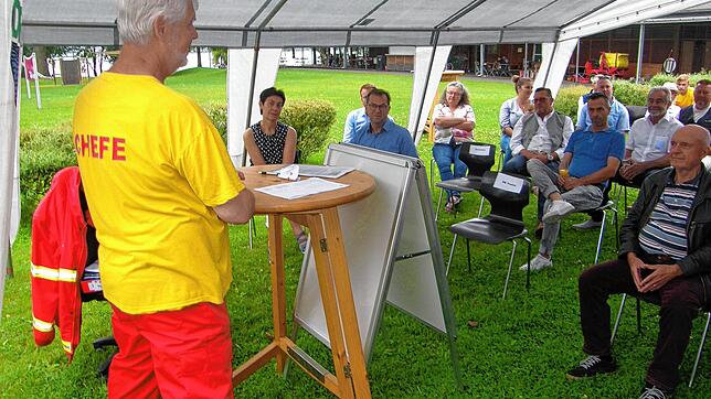 Der DLRG-Vorsitzende Heiner Fritze blickte bei der Jubiläumsfeier auf die 51-jährige Geschichte der Allensbacher Ortsgruppe zurück und ...