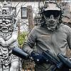 In seinem Garten zeigt Gregor Stroppel, wie die Spieler beim Paintball ausgerüstet sind. &bdquo;Schutzmaske und lange Kleidung sind ...