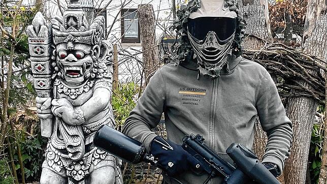 In seinem Garten zeigt Gregor Stroppel, wie die Spieler beim Paintball ausgerüstet sind. &bdquo;Schutzmaske und lange Kleidung sind ...