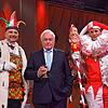Versöhnliche Geste zum Ende der Gerichtsverhandlung: Der Wein schmeckt offenbar schon jetzt. Wolfgang Kubicki muss 210 Liter davon als ...