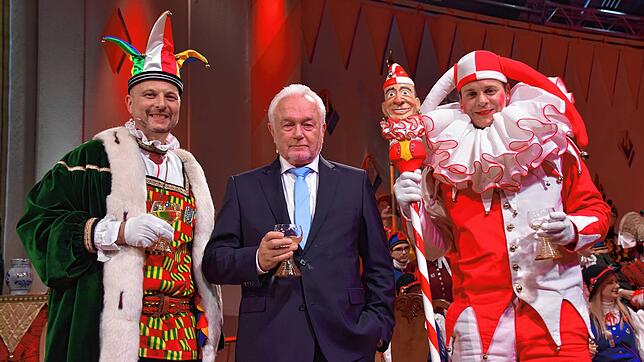 Versöhnliche Geste zum Ende der Gerichtsverhandlung: Der Wein schmeckt offenbar schon jetzt. Wolfgang Kubicki muss 210 Liter davon als ...