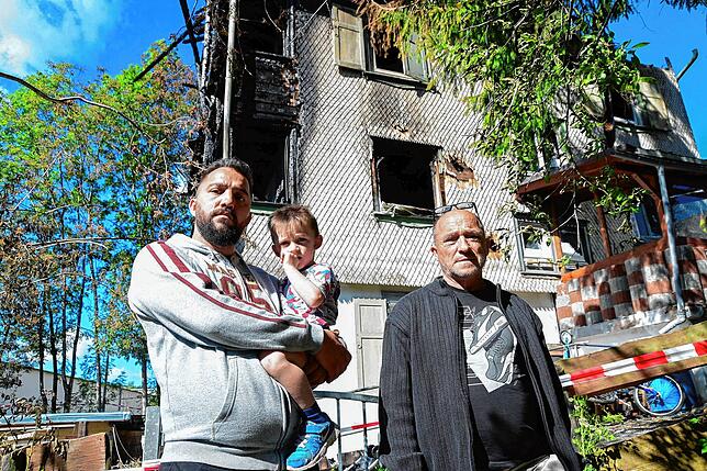 Sie stehen am 1. August 2022 vor den Trümmern ihres ehemaligen Zuhauses: Giovanni Carvelli (rechts), sein Sohn Sabatino und Giovanni junior.