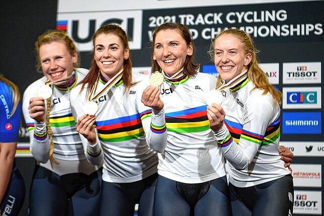 Erfolgreicher Bahnrad-Vierer: Franziska Brauße (von rechts), Lisa Brennauer, Laura Süßemilch und Mieke Kröger präsentieren die ...