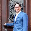 Björn Graf Bernadotte steht an seiner Haustür. Er wohnt im Schloss auf der Mainau.