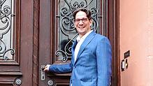 Björn Graf Bernadotte steht an seiner Haustür. Er wohnt im Schloss auf der Mainau.