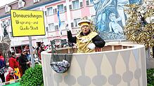 Im Vordergrund ist der Sonntagsumzug 2023 in vollem Gange. Im Hintergrund ist das Bräustüble zu sehen, ein beliebte Anlaufstelle für ...
